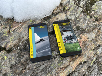 Die Webseite von Boardlocal ist auf zwei Smartphones sichtbar. Die Smartphones liegen auf einem Felsen.
