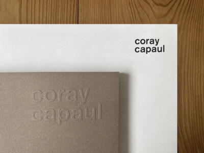 Briefblatt und Dokumentenmappe mit Blindprägung von Coray Capaul
