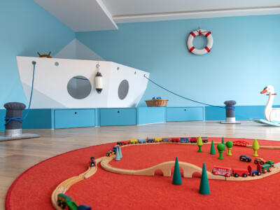 Spielschiff aus Holz in einem Raum der Musikita