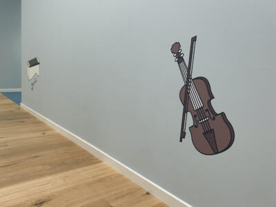 Illustration einer Violine in einem Raum der Musikita